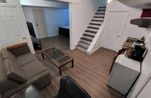 Rideau Heights Apartment | Cozy Bachelor Apartment at Trillium