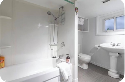 Parkdale Apartment | Cozy basement suite in Roncesvalles Parkdale Dundas west