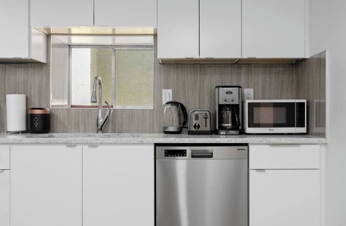 Dunbar House | Cozy Basement suite Near UBC, Kits, and DT