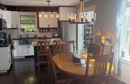 Perry House | Cozy “Book Barn” Boutique Cottage on Sought after Bay Lake with Sauna.