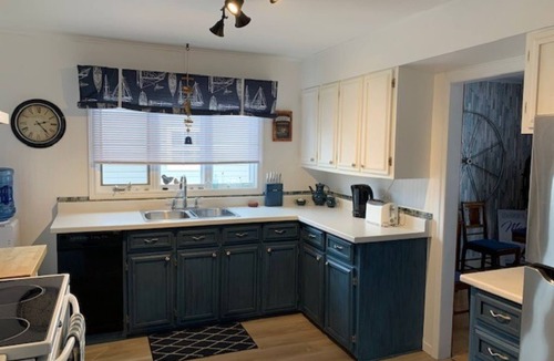 Lewisporte House | Cozy bungalow in downtown Lewisporte, watch the boats come from the front deck.