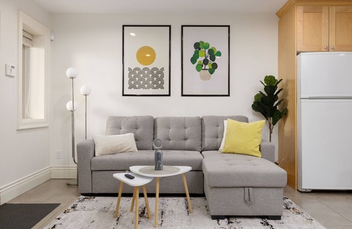 Vancouver Apartment | Cozy 2BR BSMT Suite Near Grouse Mt. and Edgemont.