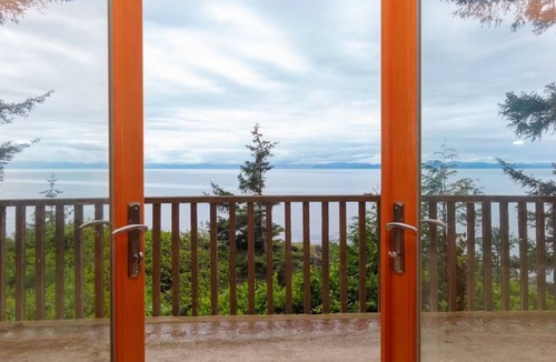 Juan de Fuca Electoral Area House | Cozy cabin at Sandcut beach, on trails and minutes from the surf at Jordan River
