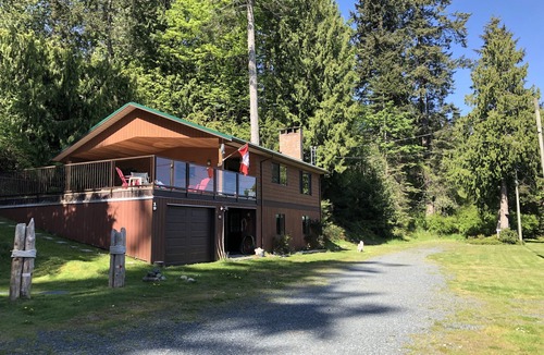 Regional District of Nanaimo Cabin | Cozy Canadian cabin overlooking the ocean! 1 min to the beach