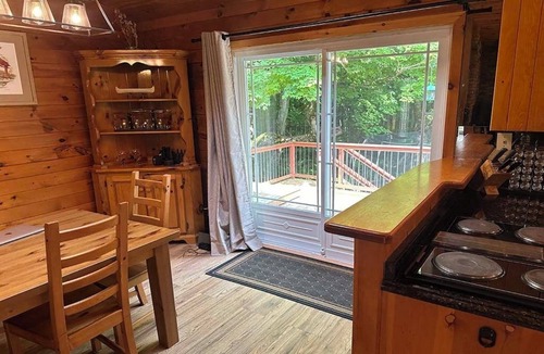 Glen Huron Ski Chalet | Cozy chalet, minutes from Blue Mountain, wood-burning stove, fully renovated.