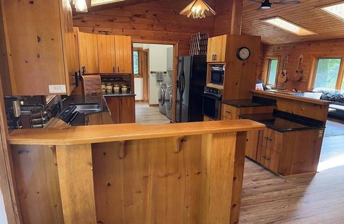 Glen Huron Ski Chalet | Cozy chalet, minutes from Blue Mountain, wood-burning stove, fully renovated.