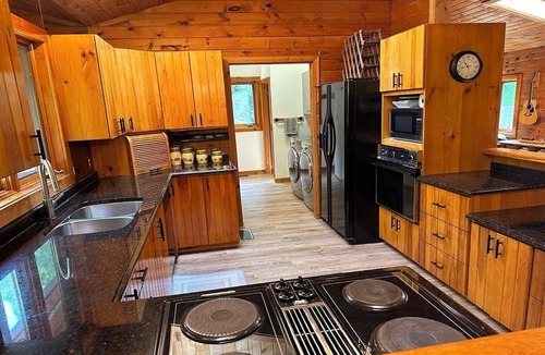 Glen Huron Ski Chalet | Cozy chalet, minutes from Blue Mountain, wood-burning stove, fully renovated.