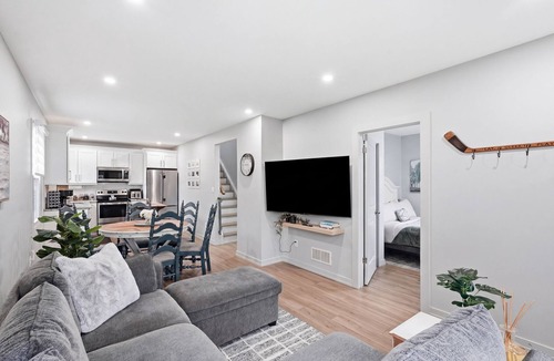 St. Catharines House | Cozy Cityscapes 3Br, 1B with Washer+Dryer