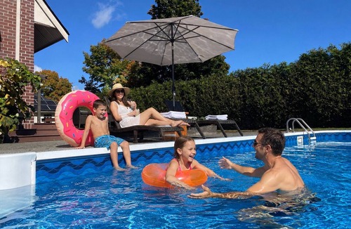 Surrey House | Cozy Coastal Retreat with Private Pool -5 min to the beach White Rock