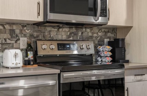 Calgary Apartment | Cozy & Comfortable 2 Bedroom Suite, Mins to Airport, NW Calgary.