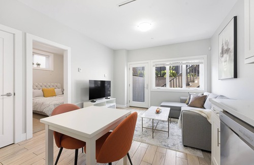 Riley Park-Little Mountain House | Cozy & Convenient · 2 Mins from SkyTrain · Central Location