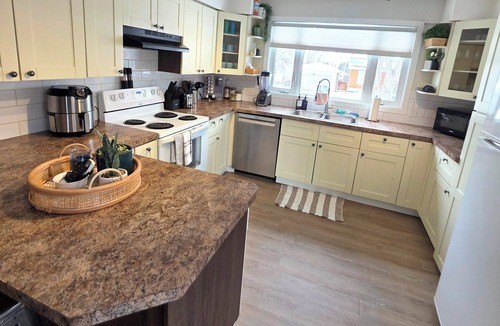 Markerville House | Cozy Corner✿ Charming 2-Level Home Near Red Deer 1K+2Q+Modular Couch Yard &BBQ