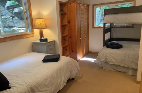 Minden Hills House | Cozy cottage facing sunsets, private beach, stars and nature (pet friendly)