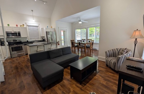 Cherry Valley Cottage | Cozy cottage near Sandbanks Beach (Picton)