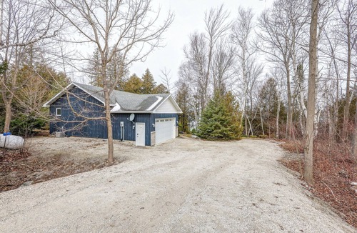 Big Bay Cottage | Cozy cottage nestled along 90ft of pristine Georgian Bay pebble beachfront