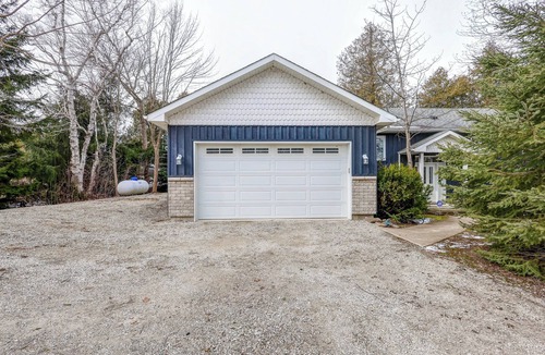 Big Bay Cottage | Cozy cottage nestled along 90ft of pristine Georgian Bay pebble beachfront