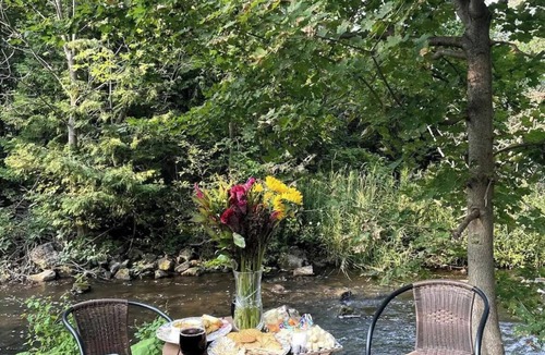 Alton House | Cozy Country Spring & Summer Getaway | HotTub + Outdoor Pool & Fire Pits