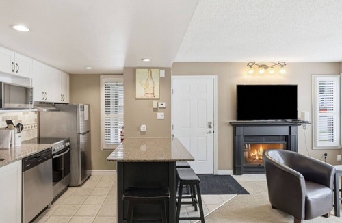Craigleith Condo | Cozy Creek Retreat: Pool, Hot Tub, Tennis!