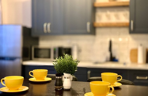 Golden Hotel | Cozy Downtown Suite - Walking Distance to Restaurants & shops - Quiet Area