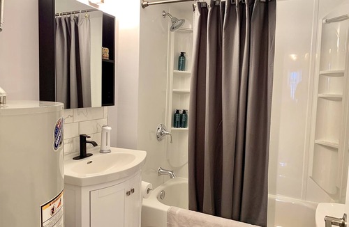 Golden Hotel | Cozy Downtown Suite - Walking Distance to Restaurants & shops - Quiet Area
