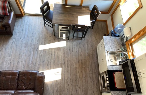 Sorrento Ski Chalet | Cozy Driftwood Chalet with Lake and Mountain views, perfect for Couples!