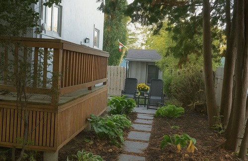 Belleville Apartment | COZY EAST HILL