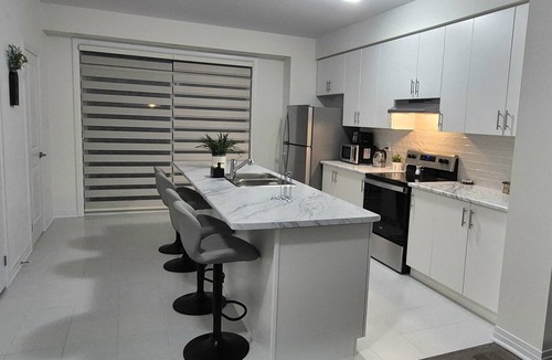 Brantford House | Cozy Ensuite Modern Bedroom