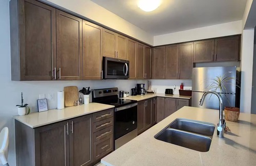 Kitchener House | Cozy Entire Home for 10 people! 3.5 bathrooms!