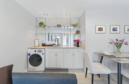 Dunbar Villa | Cozy Escape 2 Bedroom Lower Suite Close to DT UBC & Airport