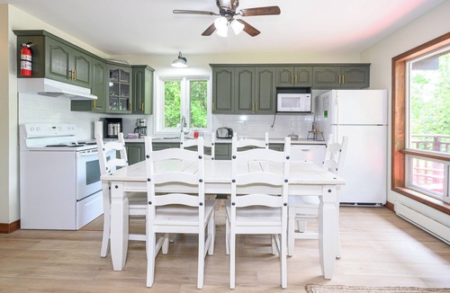 Novar Cottage | Cozy Family-Sized Cottage in Kearney - Hot Tub & Sauna 3 Min walk to Perry Lake