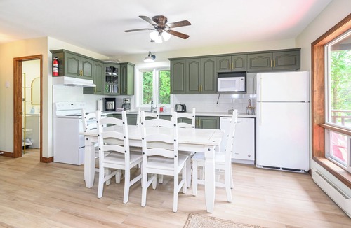 Novar Cottage | Cozy Family-Sized Cottage in Kearney - Hot Tub & Sauna 3 Min walk to Perry Lake