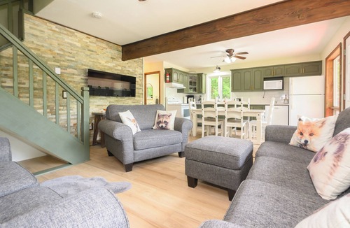 Novar Cottage | Cozy Family-Sized Cottage in Kearney - Hot Tub & Sauna 3 Min walk to Perry Lake