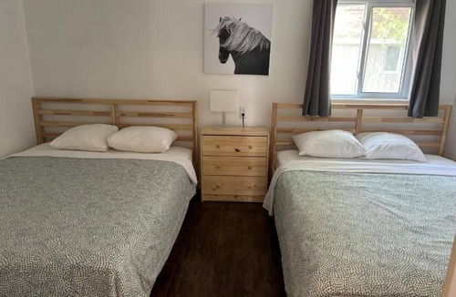 Wasaga Beach Ski Chalet | Cozy Four-Bedroom Cottage - 25 min to Blue Mountain, 3 min Walk to Beach