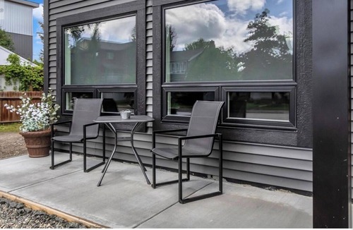 Prince George House | Cozy Fully Furnished 2-Bedroom Suite with Wifi, Parking and private entrance.