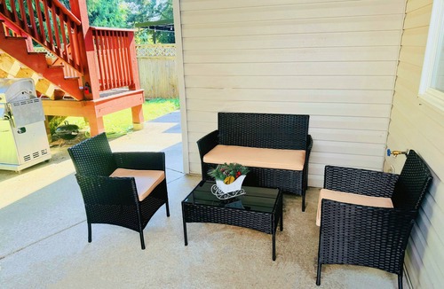 Lynn Valley House | Cozy Garden 1 bedrooms Suite in welcoming North Vancouver with WiFi