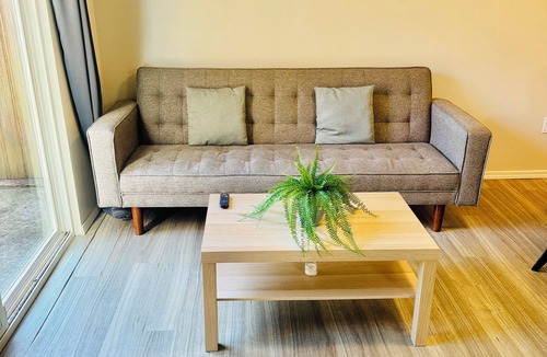 Lynn Valley House | Cozy Garden 1 bedrooms Suite in welcoming North Vancouver with WiFi