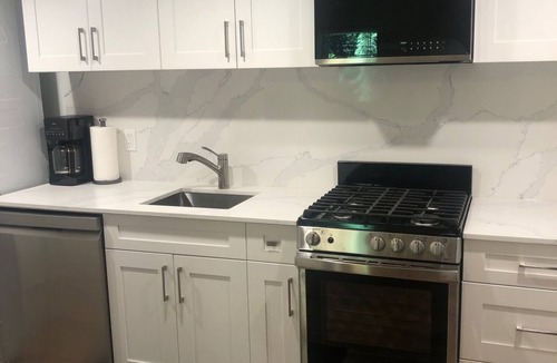 Caulfeild House | Cozy garden level suite near Stearman beach, the North Shore mountains and more!