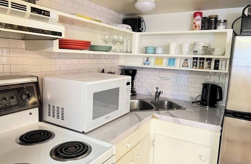 Ambleside House | Cozy Guest Suite – Walk to Ocean & Shops
