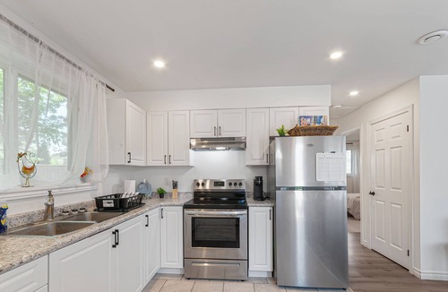 Barrie House | Cozy Guest Suite in Barrie| 2 Bedrooms | 2 parking| Laundry in unit