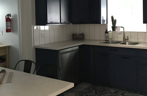 Downtown Kelowna House | Cozy home in the heart of the brewery district, 5 min walk to the beach
