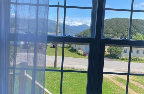 Norris Point Cottage | Cozy Home With A Beautiful View