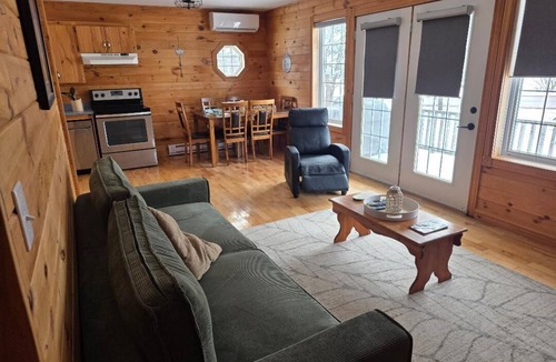 York Cottage | Cozy House/Cottage, minutes to National Park & Golf Course