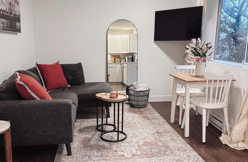 North Vancouver Condo | Cozy King Suite | Fire Pit | Near Lonsdale Quay - Pet Friendly