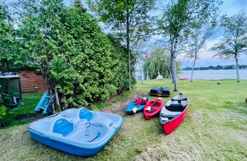 Colborne Villa | Cozy Lakefront Cottage - Canoeing, Fishing, Swimming & Firepit
