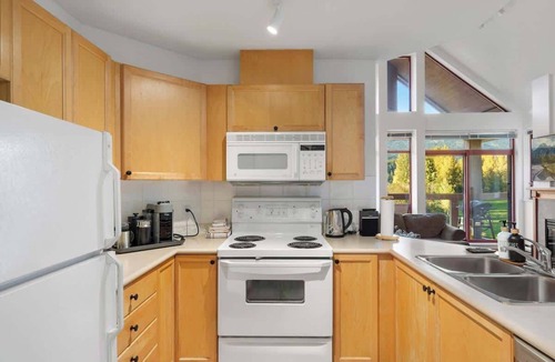 Nicklaus North Apartment | Cozy Lakefront Whistler Condo -Mountain, Lake View