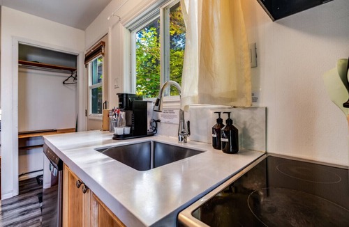 Dwight House | Cozy luxury Muskoka cottage on lakefront - Pinecone