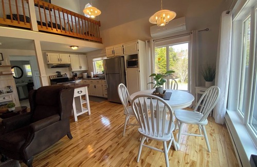 Harbour Main Cottage | Cozy Mahers Cottage - Hot tub