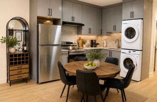 Guildford House | Cozy Modern 3BR 2Bath Suite | Parking + Laundry