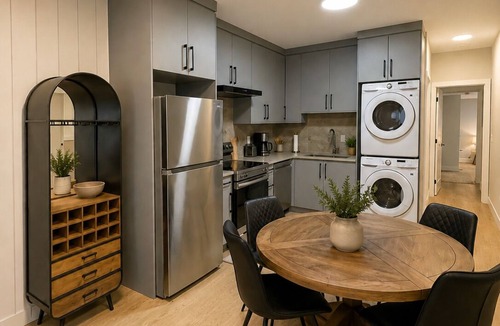 Guildford House | Cozy Modern 3BR 2Bath Suite | Parking + Laundry