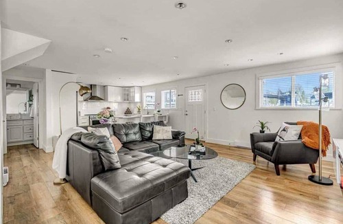 Lower Lonsdale Boat Rental | Cozy modern floating home next to Lonsdale Quay